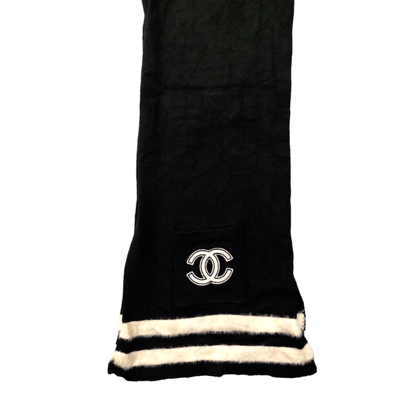 CHANEL Black & White Fur Scarf with Iconic Logo Pocket - Picture 4 of 16